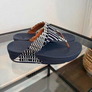 FITFLOP Women’s LuLu Art Denin or Art Webbing Thong Sandal in Navy/Blues Size 8